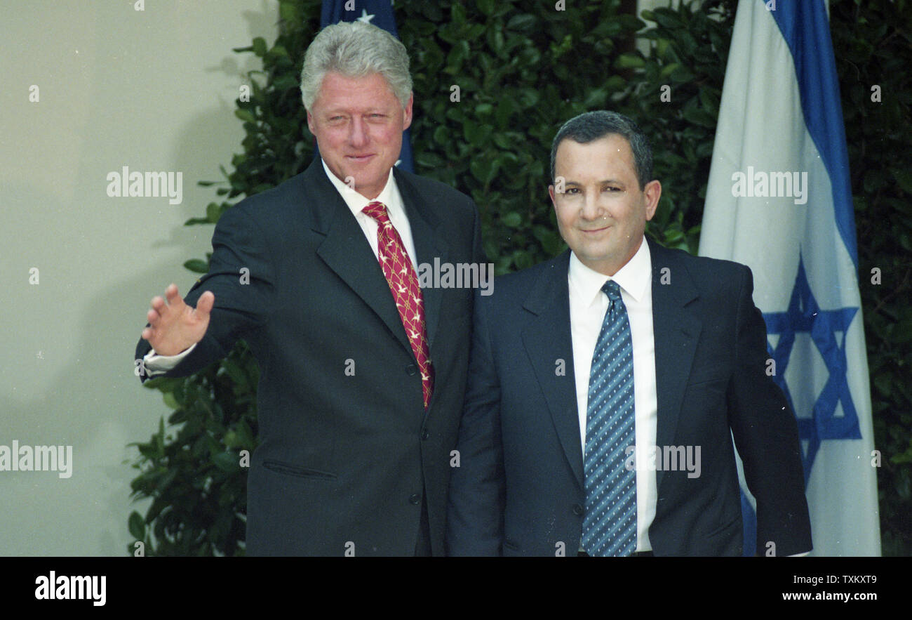 Le président américain Bill Clinton à côté de vagues Le Premier ministre israélien Ehud Barak après ils ont parlé à la Maison Blanche à Washington le 15 juillet 1999. UPI Banque D'Images Le président américain Bill Clinton à côté de vagues Le Premier ministre israélien Ehud Barak après ils ont parlé à la Maison Blanche à Washington le 15 juillet 1999. UPI Banque D'Images