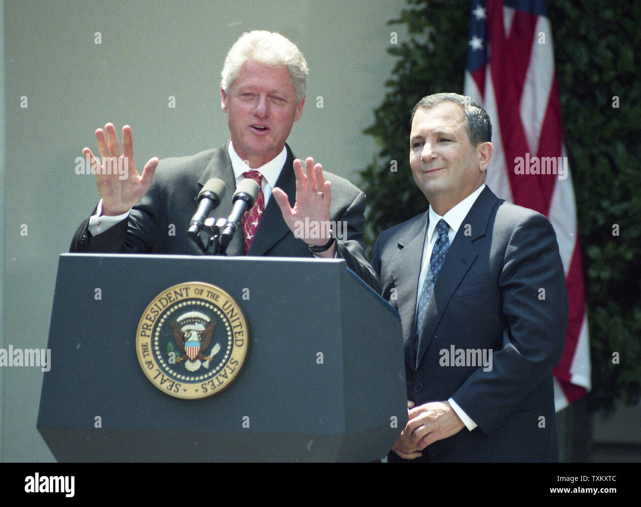 Le président américain Bill Clinton parle, comme le Premier Ministre israélien, Ehoud Barak, l'écoute à la Maison Blanche à Washington le 15 juillet 1999. UPI Banque D'Images Le président américain Bill Clinton parle, comme le Premier Ministre israélien, Ehoud Barak, l'écoute à la Maison Blanche à Washington le 15 juillet 1999. UPI Banque D'Images