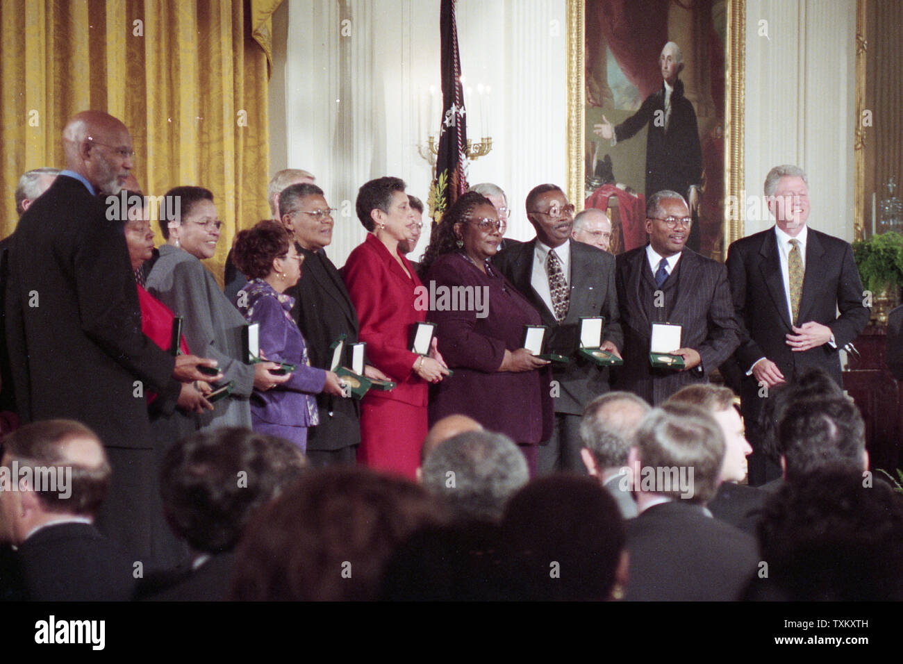 Le président américain Bill Clinton (R) présente les neuf de Little Rock, héros du mouvement pour les droits civils, la médaille d'or du Congrès au cours d'une cérémonie à l'East Room de la Maison Blanche à Washington le 9 novembre 1999. UPI Banque D'Images