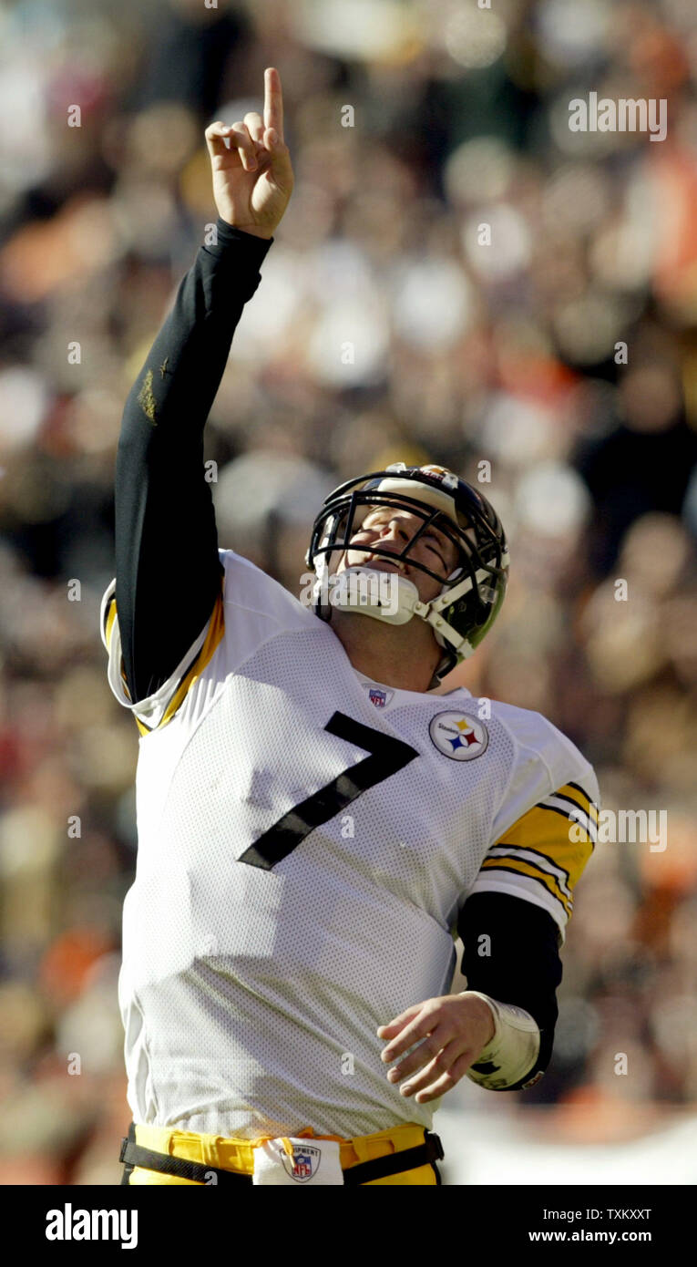 Pittsburgh Steelers quarterback Ben Roethlisberger (7) célèbre un premier trimestre toucdown par Jerome parié contre les Browns de Cleveland le 14 novembre 2004 à Cleveland Browns Stadium. Les Steelers défait les Browns 24-10. (Photos d'UPI/Scott R. Galvin) Banque D'Images