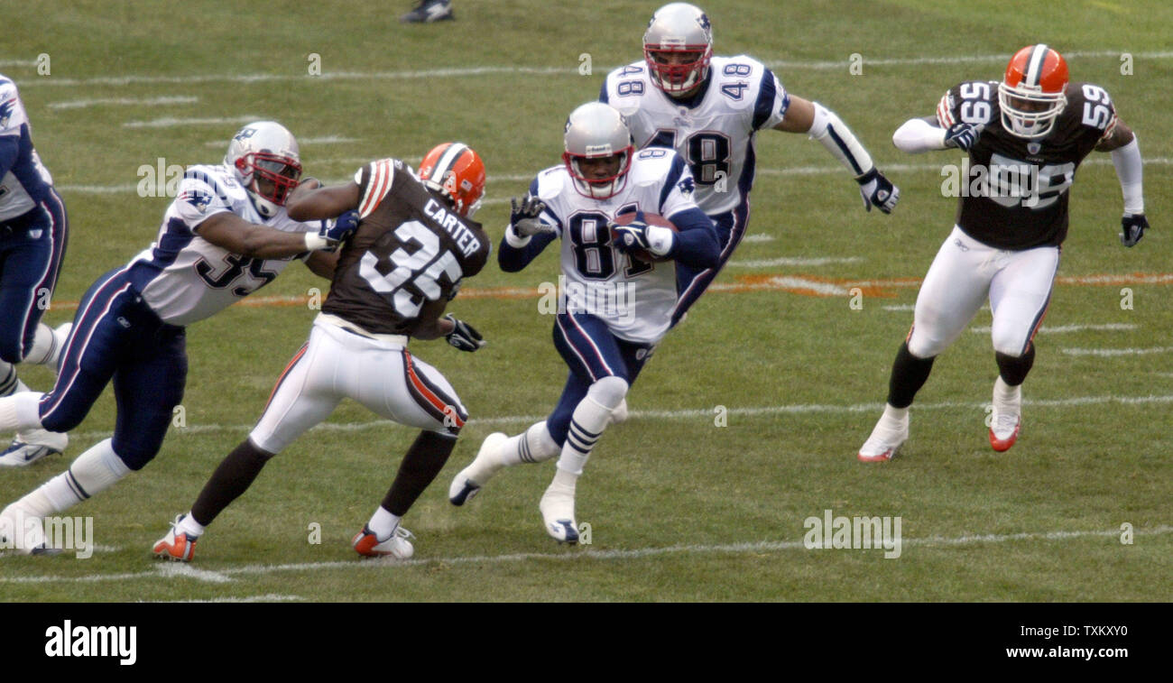 New England Patriots' kick returner Bethel Johnson (81) passe par une lacune dans la défense nationale alors qu'il renvoie la balle à partir de l'ouverture d'envoi d un touché le 5 décembre 2004, à Cleveland Browns Stadium. Les Patriotes ont remporté 42-15. (Photo d'UPI/Scott R. Galvin) Banque D'Images