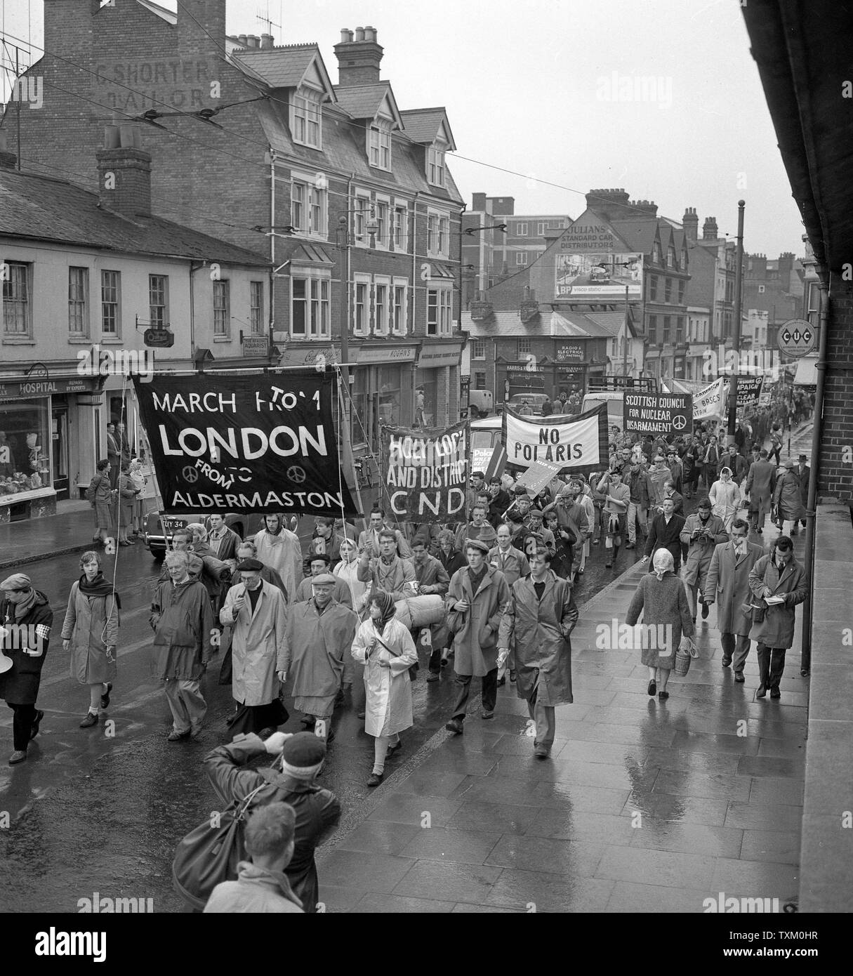 Ban-la-bombe manifestants portent des banderoles et des pancartes comme ils se sont mis à la lecture sur le deuxième jour de leur voyage depuis l'Atomic Weapons Research Establishment à Aldermaston à Trafalgar Square, Londres. La 50-mile march est organisé par la campagne pour le désarmement nucléaire. Banque D'Images