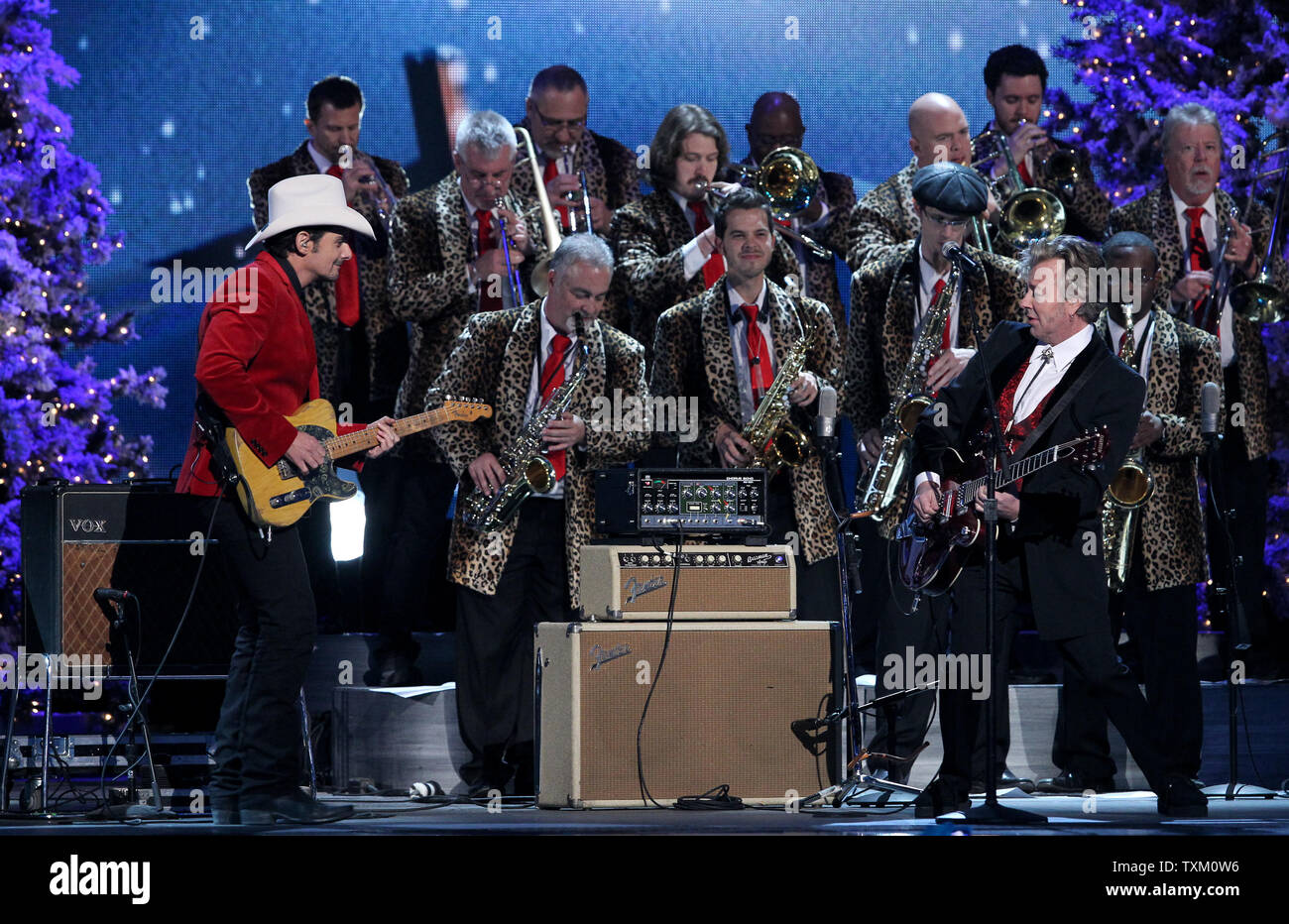 Brad Paisley et Brian Setzer effectuer au pays de l'AMC 2011 Spécial Noël à Nashville au Tennessee, le 10 novembre 2011. UPI/Terry Wyatt Banque D'Images