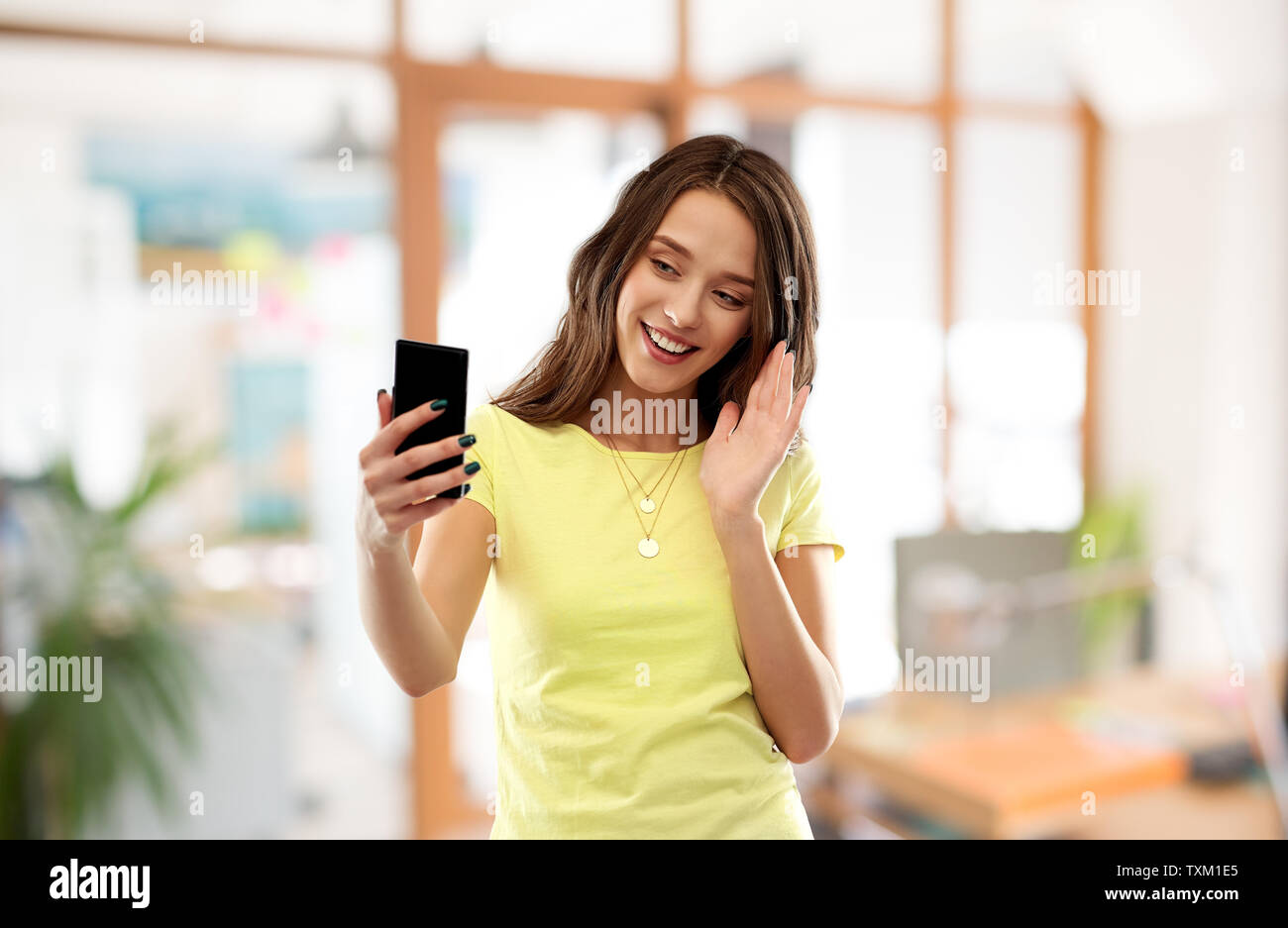 Smiling teenage girl smartphone appel vidéo Banque D'Images
