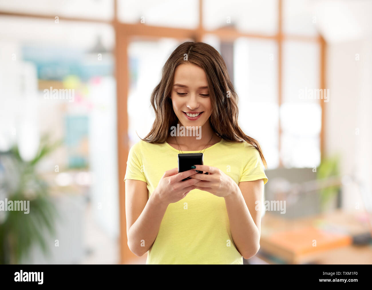 Jeune femme ou teenage girl using smartphone Banque D'Images