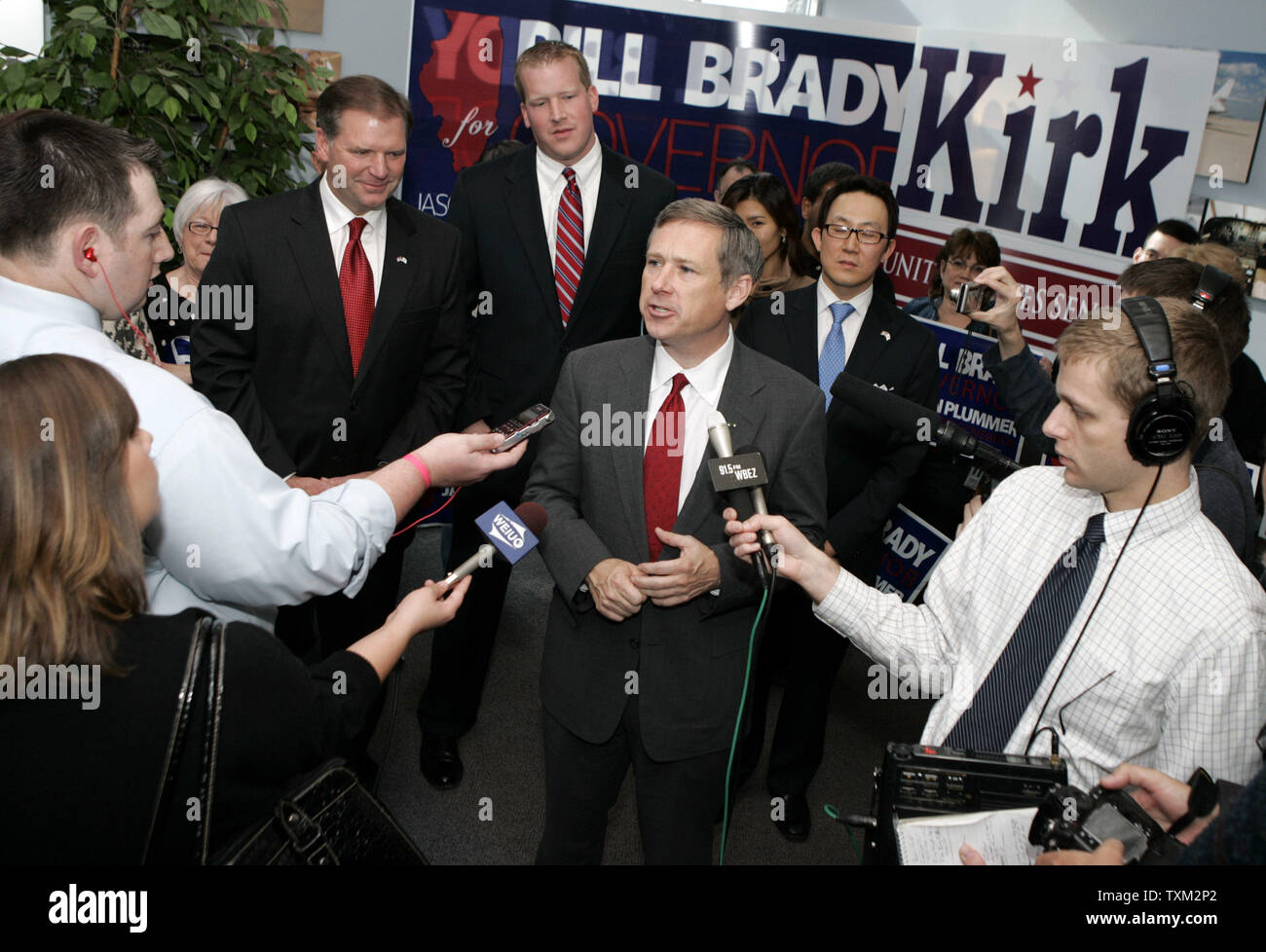 Candidat au Sénat américain Mark Kirk (R-IL) parle aux partisans lors d'un arret de campagne avec d'autres membres de l'Illinois au ticket républicain Willard Airport de Champaign, IL., 1 novembre 2010. UPI Photo/Mark Cowan Banque D'Images