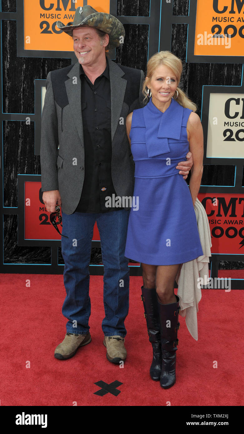 Ted Nugent et sa femme Shemane arrivent pour la Country Music Television (CMT) Music Awards à Nashville, Tennessee, le 16 juin 2009. (Photo d'UPI/Roger L. Wollenberg) Banque D'Images