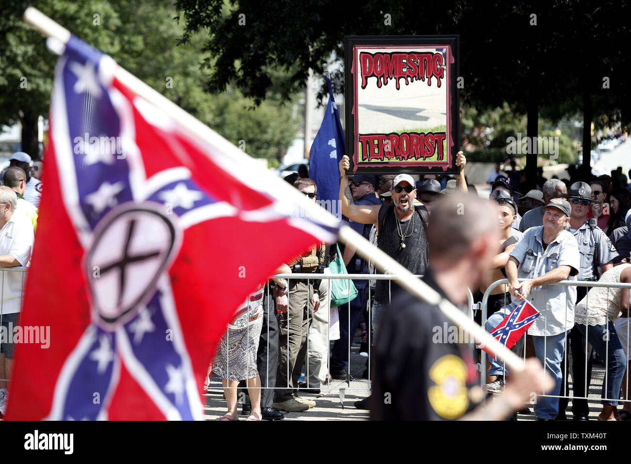 Un homme tenant un miroir protestations un Ku Klux Klan-led rally 18 juillet 2015 à la maison de l'état de la Caroline du Sud à Columbia, Caroline du Sud, qui a eu lieu pour protester contre l'enlèvement d'un drapeau confédéré bataille de la State House. Photo par Veasey Conway/UPI Banque D'Images