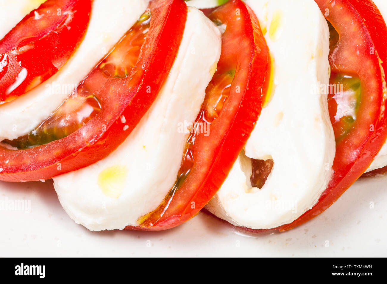 La cuisine italienne insalata caprese caprese (salade) - tranches de fromage mozzarella et tomate close up Banque D'Images