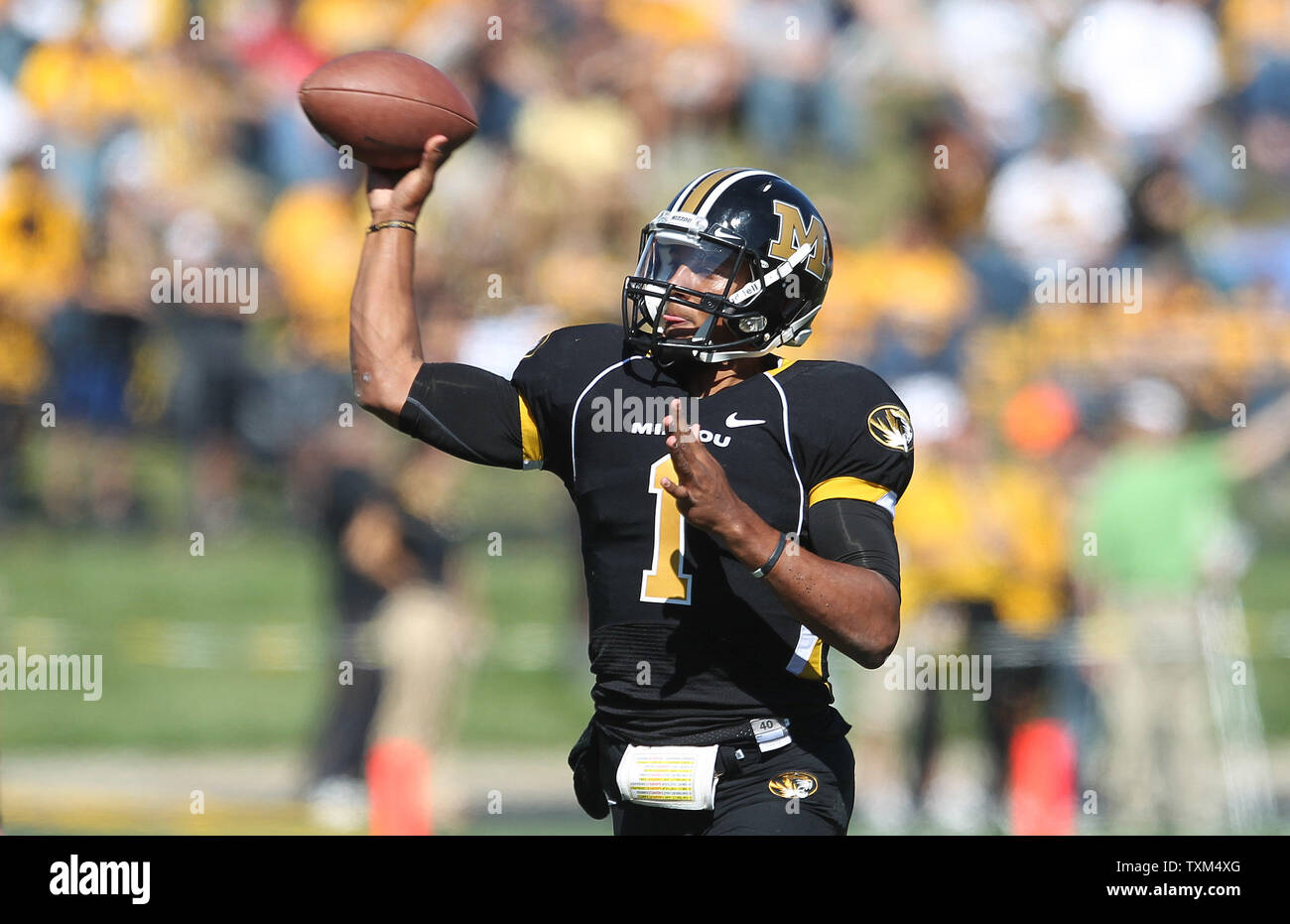 Missouri Tigers quarterback James Franklin passe le football dans le premier trimestre à l'égard de l'Iowa State Cyclones à Faurot Field dans Columbia, Missouri le 15 octobre 2011. Le Missouri a défait l'Iowa State, 52-17. UPI/Bill Greenblatt Banque D'Images