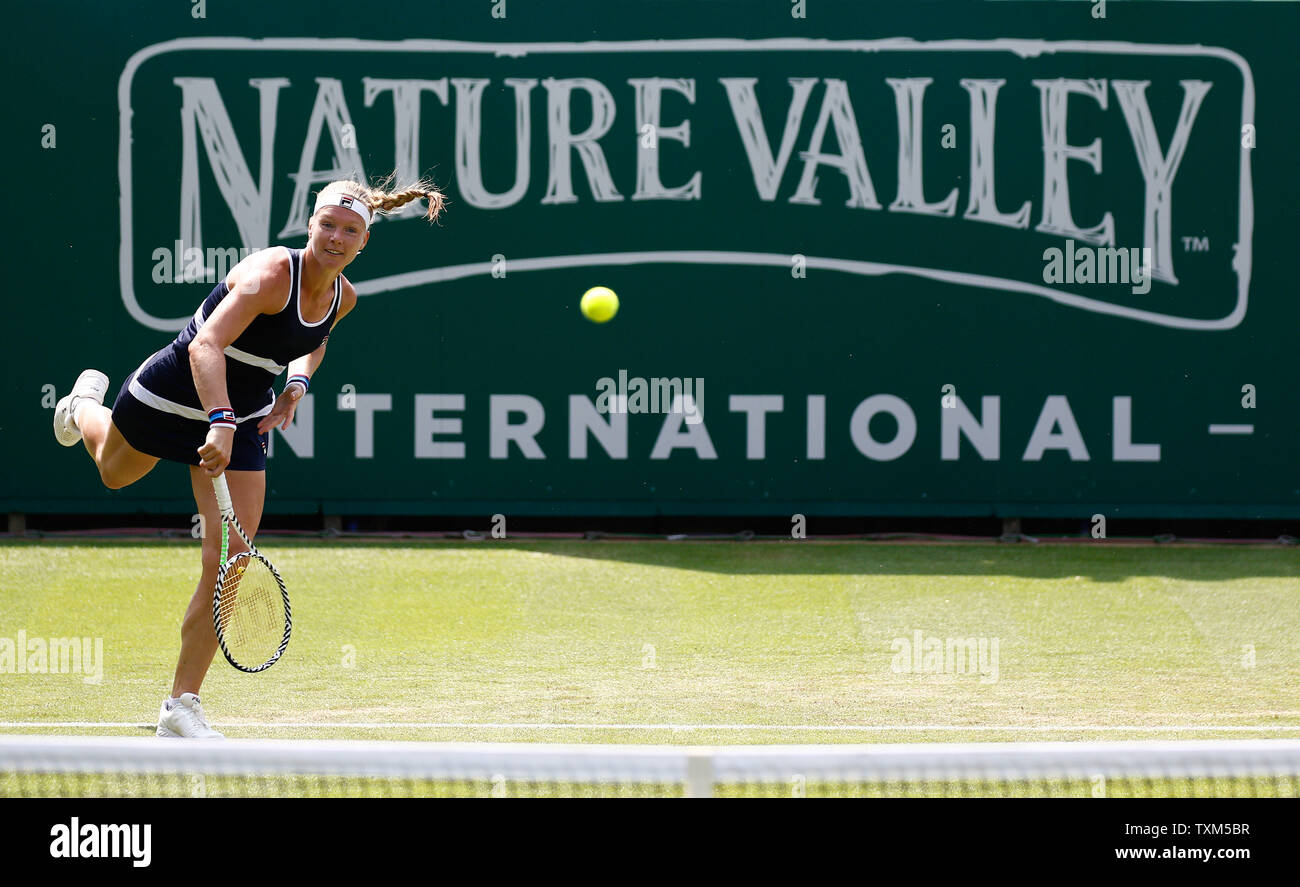 Le Devonshire Park, Eastbourne, Royaume-Uni. 25 Juin, 2019. Tournoi International de Tennis Nature Valley ; Kiki Bertens (NED) sert à Yulia Putintseva (KAZ) Credit : Action Plus Sport/Alamy Live News Banque D'Images