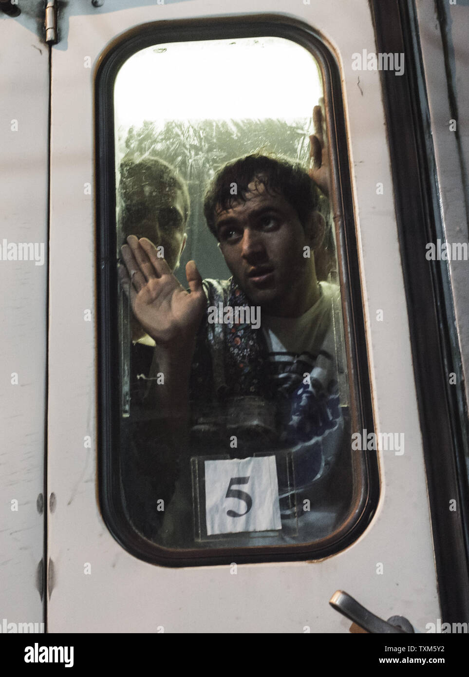 Les migrants et les réfugiés d'oeil depuis une fenêtre d'un train dans la gare Tovarnik que pour se rendre à l'Autriche le 18 septembre 2015 à Tovarnik, Croatie. Photo par Savallis-81/UPI. Banque D'Images