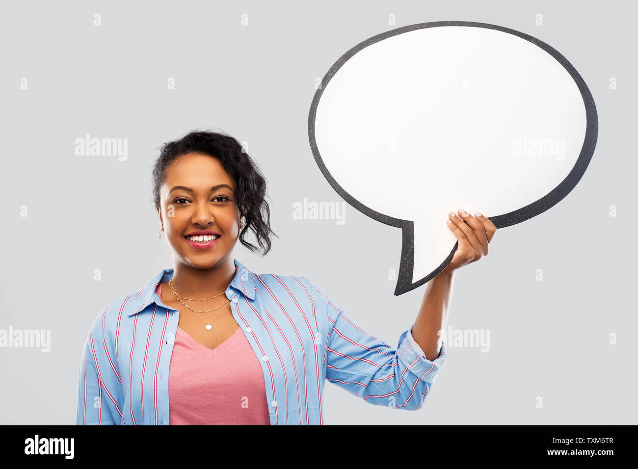 Happy african american woman holding speech bubble Banque D'Images