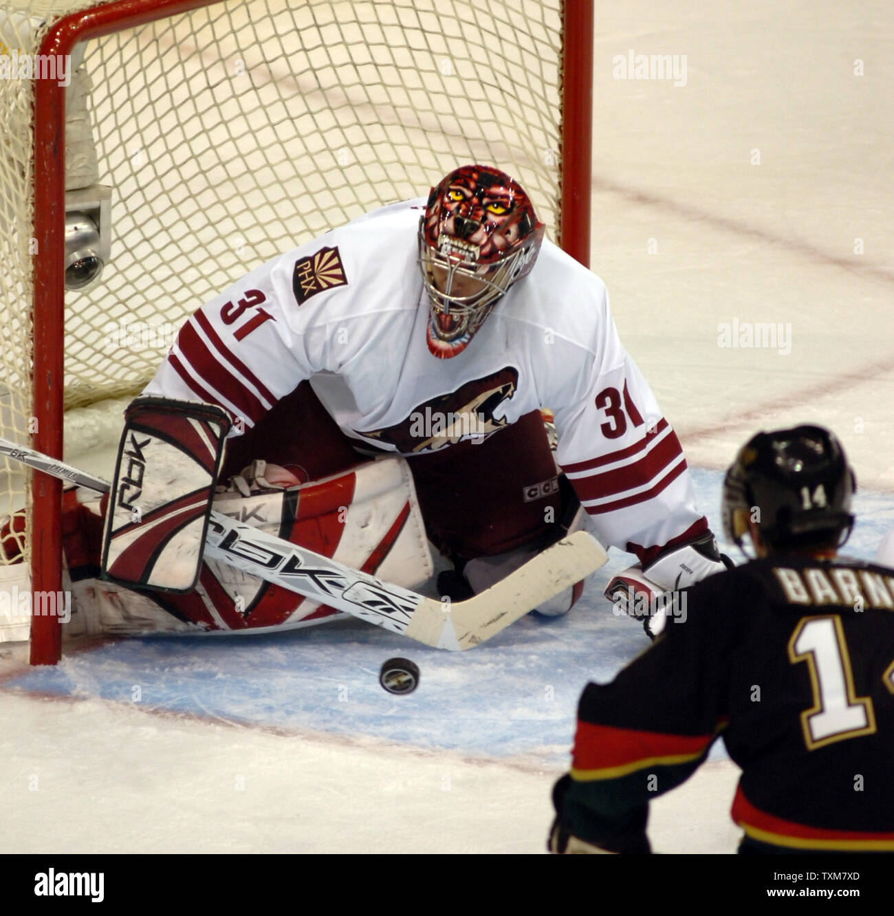 Gardien de Phoenix Curtis Joseph fait une save dans le Stars-Phoenix Dallas Coyote Jeu 23 Janvier 2006 à l'American Airlines Center de Dallas. (Photo d'UPI/Ian Halperin) Banque D'Images