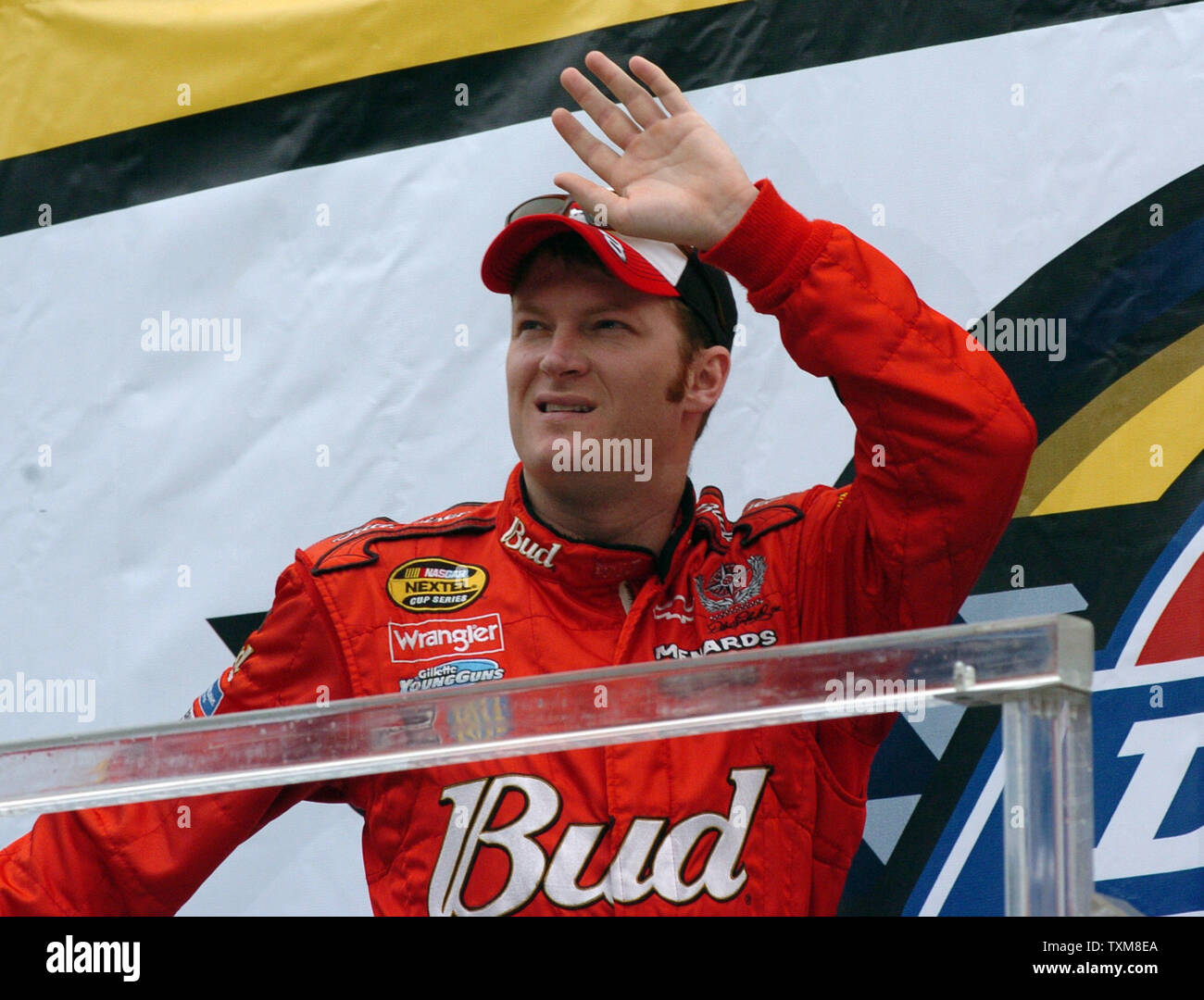 Dale Earnhardt Jr. pilote de vagues durant les présentations des fans avant la NASCAR Dickies 500 au Texas Motor Speedway à Ft. Worth, TX, le 5 novembre 2006. (Photo d'UPI/Ian Halperin) Banque D'Images