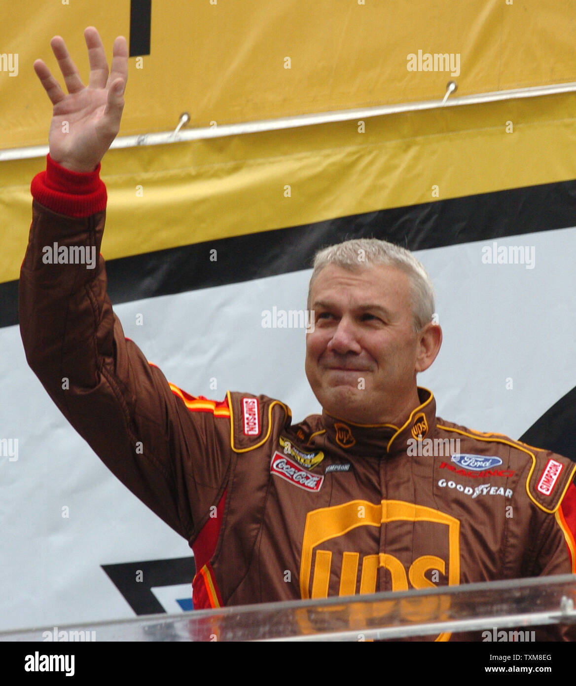 Dale Jarrett pilote durant les présentations des vagues aux fans avant de la NASCAR Dickies 500 au Texas Motor Speedway à Ft. Worth, TX, le 5 novembre 2006. (Photo d'UPI/Ian Halperin) Banque D'Images