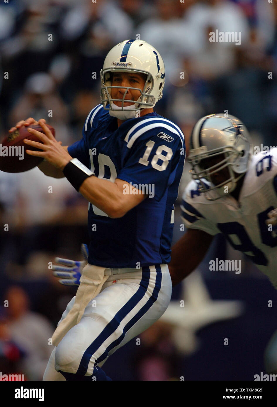 Indianapolis Colts quarterback Payton Manning ne peut pas se débarrasser de la balle git comme Dallas Cowboy DeMarcus Ware se referme sur lui au Stade du Texas à Irving, TX le 19 novembre 2006. Manning a lancé deux interceptions et deux TDs comme les cowboys remis les Colts leur première défaite de la saison 21-14. (Photo d'UPI/Ian Halperin) Banque D'Images