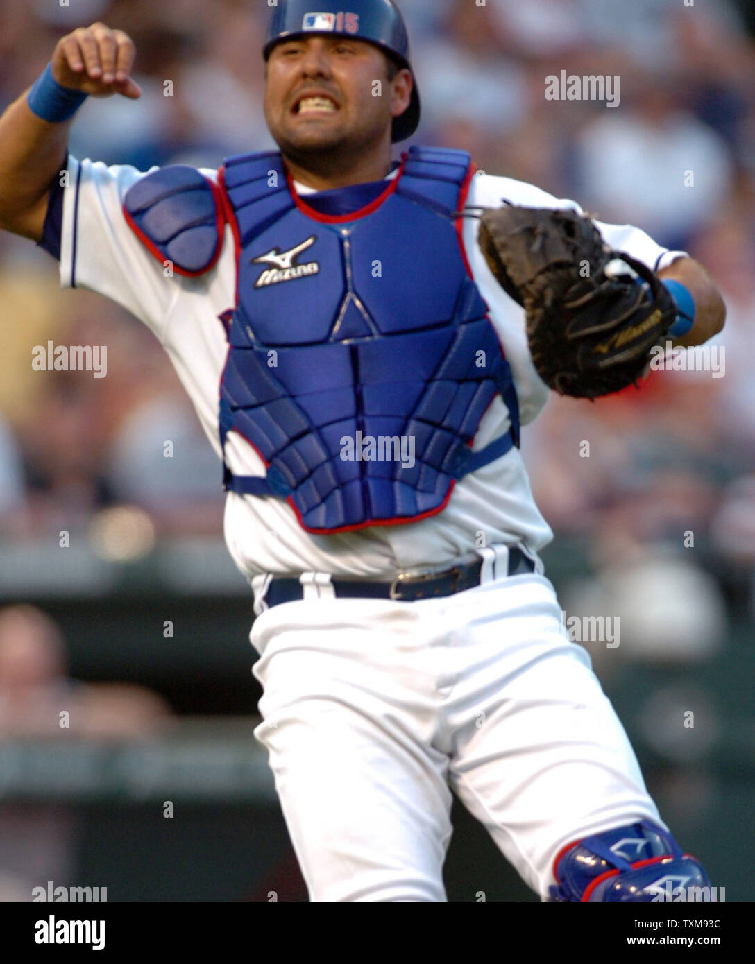 Les Rangers du Texas catcher Gerald Laird réagit à faire une erreur contre les Cubs de Chicago à l'Rangers Ballpark in Arlington, Texas, le 19 juin 2007. L'erreur de jeter admis d'oursons Alfonso Soriano pour atteindre d'abord sur la faiblesse de l'entrepiste touchés. (Photo d'UPI/Ian Halperin) Banque D'Images