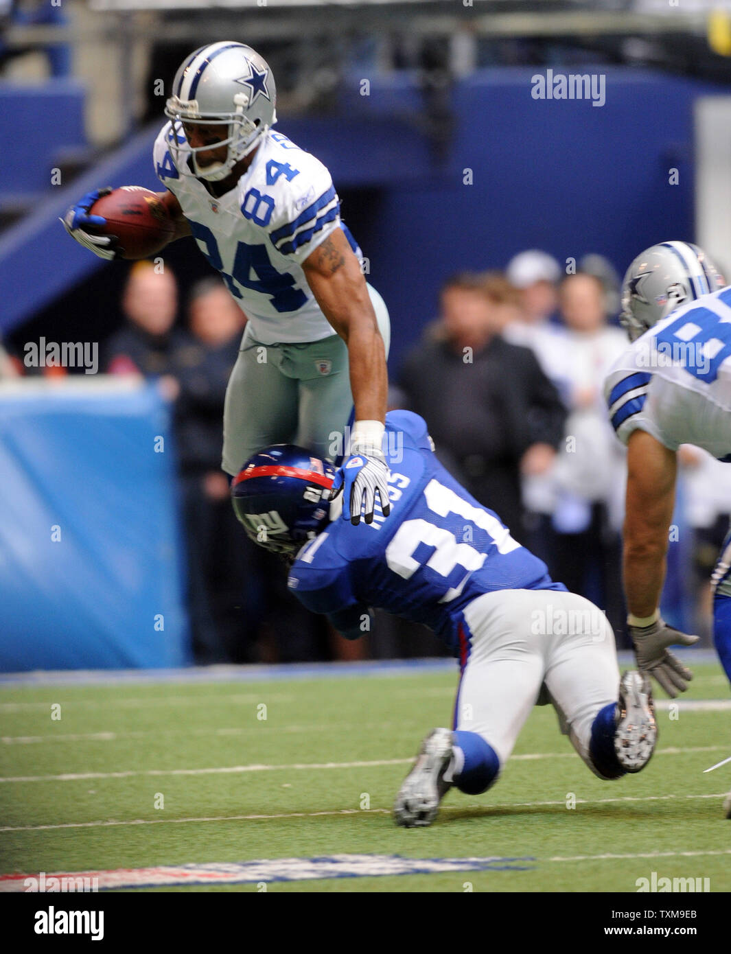 Cowboys de Dallas Pratrick Marcel bondit sur les Giants de New York Aaron Ross durant la première moitié de leur match du 13 janvier 2008 au Stade du Texas à Irving, TX. (Photo d'UPI/Ian Halperin) Banque D'Images