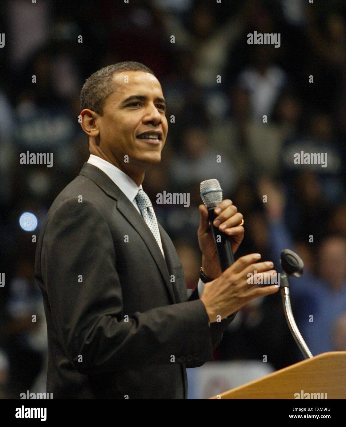 Le candidat démocrate Barack Obama (D-IL) parle aux partisans lors d'un rassemblement électoral à la Reunion Arena à Dallas le 20 février 2008. Plus de 17 000 personnes ont rempli le bâtiment pour l'occasion de voir le sénateur de l'Illinois sur sa première apparition publique à Dallas depuis l'annonce de sa candidature présidentielle. (Photo d'UPI/Robert Hughes) Banque D'Images