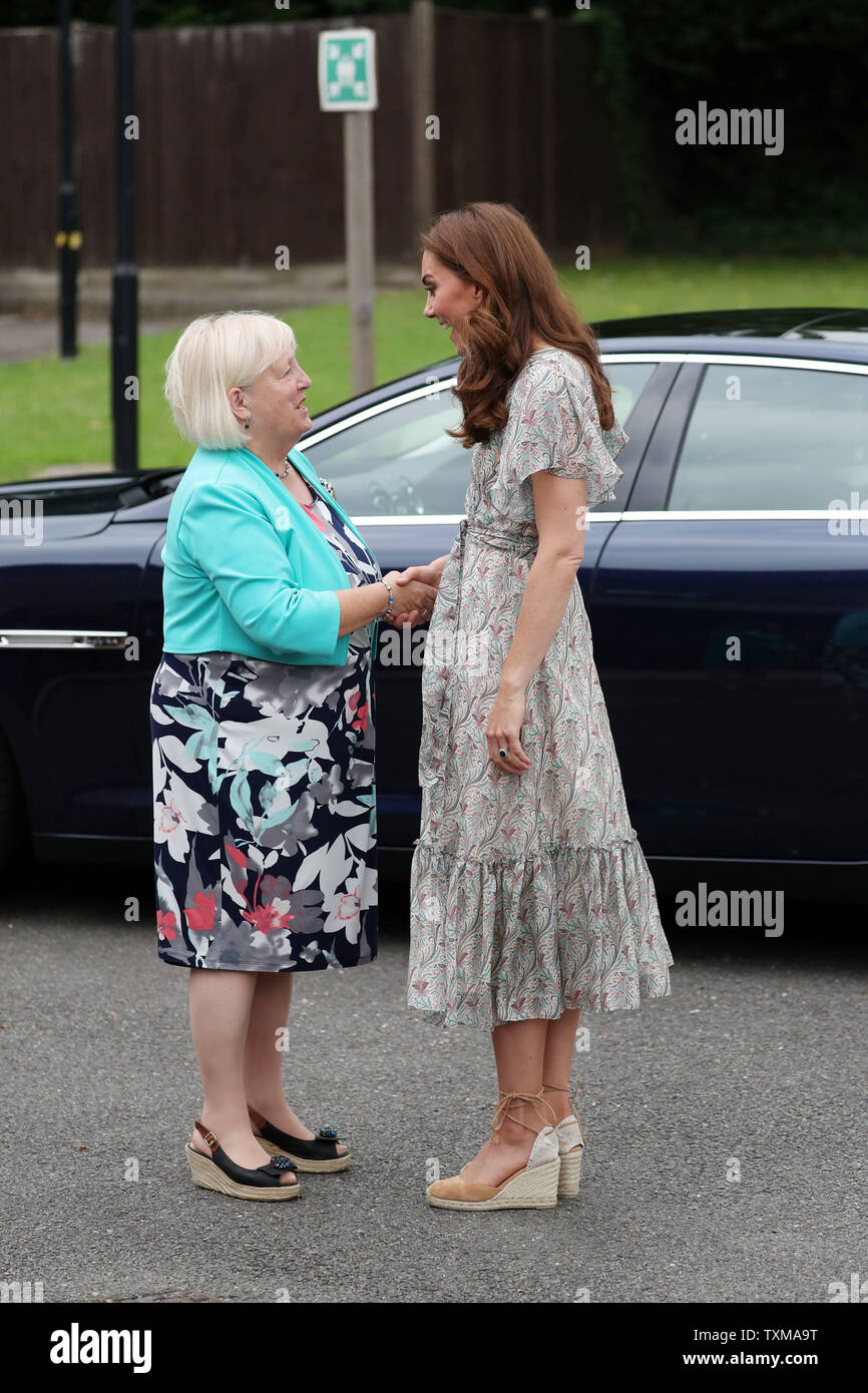 La duchesse de Cambridge parle à Jane Davis, Vice-Lord-Lieutenant de Grand Londres, comme elle arrive à Warren Park Children's Centre, Kingston upon Thames, où elle prendra part à un atelier Royal Photographic Society à l'action pour les enfants qui est l'utilisation de la photographie pour aider les jeunes à développer la confiance et l'expression de soi. Banque D'Images