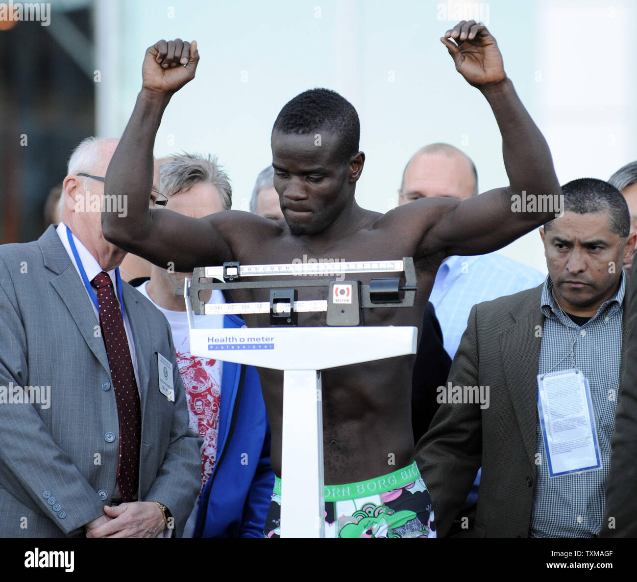 Ghana's Joshua Clottey pèse en Mars 12, 2010 à Cowboys Stadium à Arlington, au Texas. Clottey se battra Manny Pacquiao champion, des Philippines, pour le titre le 13 mars devant 42 000 fans à l'installation de 1,2 milliard de dollars. UPI/Ian Halperin. Banque D'Images
