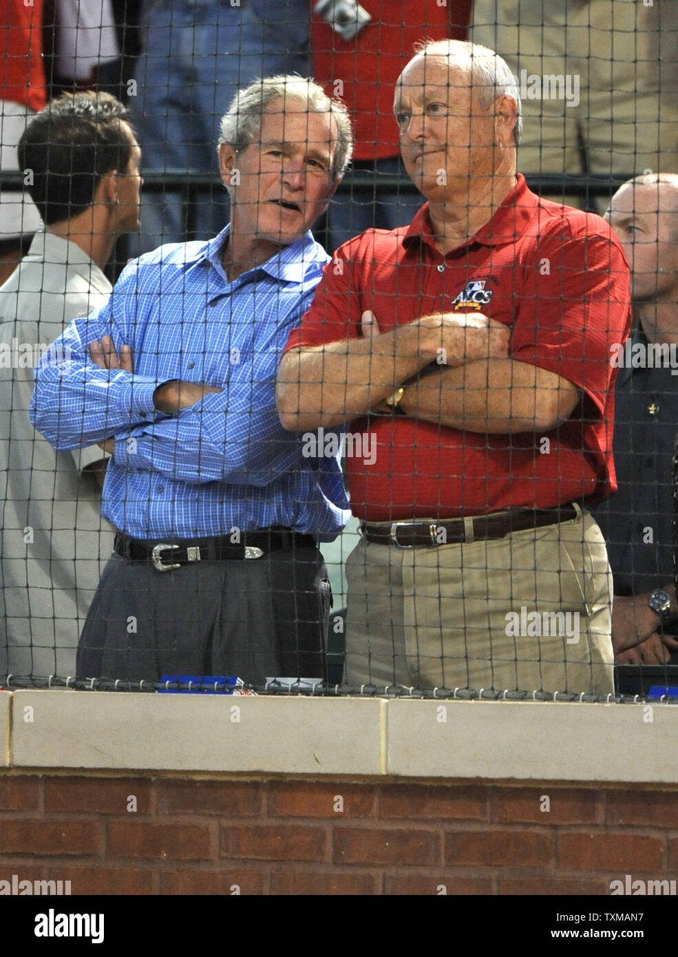 L'ancien président George W. Bush parle avec Nolan Ryan avant les New York Rangers Yankees-Texas jeu un des centres au Rangers Ballpark in Arlington, Texas, le 15 octobre 2010. UPI/Ian Halperin Banque D'Images