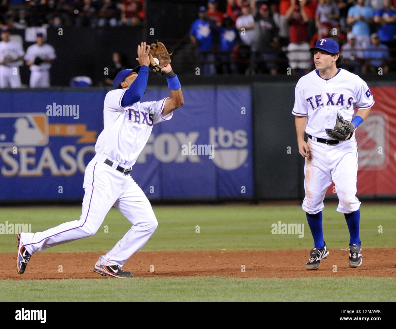 Texas Rangers Ian Kinsley montres comme Elvis Andrus Captures Nouvelle York Yankee Curtis Granderson sixième manche de la fenêtre pop-up dans le sixième match de l'ALCS au Rangers Ballpark in Arlington, Texas, le 22 octobre 2010. Les Rangers mènent la série 3-2. UPI/Ian Halperin Banque D'Images