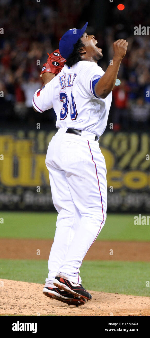 Texas Rangers pitcher Neftali Feliz fête la sortie finale comme les Rangers ont battu les Yankees de New York 6-1 pour prendre le jeu de six à l'ALCS Rangers Ballpark in Arlington, Texas, le 22 octobre 2010. Ce sera le premier voyage à l'Rangers World Series. UPI/Ian Halperin Banque D'Images