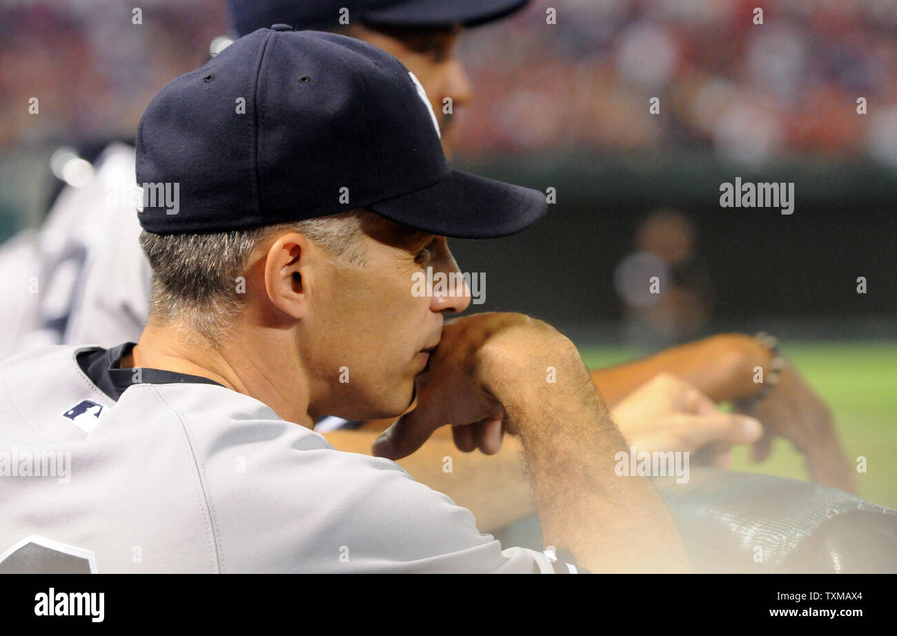 New York Yankees gérant Joe Girardi observe alors que les Rangers 6-1 Yankees battre à prendre six du jeu à l'ALCS Rangers Ballpark in Arlington, Texas, le 22 octobre 2010. Ce sera le premier voyage à l'Rangers World Series. UPI/Ian Halperin Banque D'Images