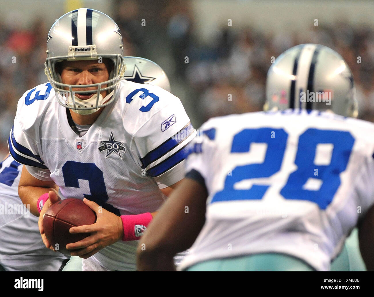 Le quart-arrière des Cowboys de Dallas Jon Kitna hands off à l'exécution retour Felix Jones au cours du premier trimestre à l'égard de la Jacksonville Jaguars à Arlington, Texas, le 31 octobre 2010. UPI/Kevin Dietsch Banque D'Images