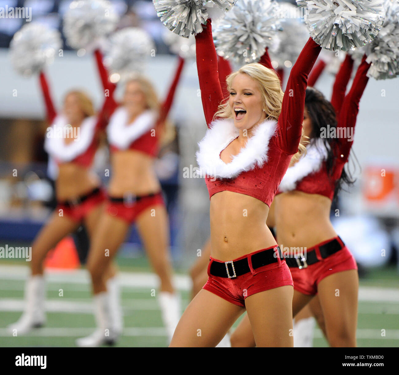 Dallas Cowboys Cheerleaders exécuter pendant l'Cowboys-Washington jeu NFL Redskins 19 Décembre, 2010 à Arlington, Texas. UPI/Ian Halperin Banque D'Images