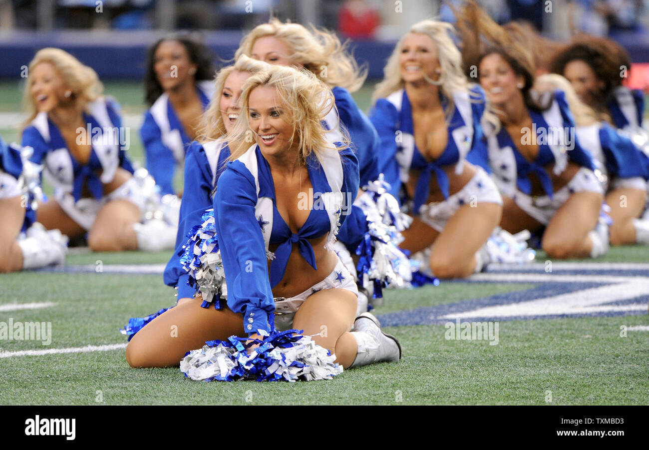 Dallas Cowboys Cheerleaders exécuter pendant l'Cowboys-Washington jeu NFL Redskins 19 Décembre, 2010 à Arlington, Texas. UPI/Ian Halperin Banque D'Images