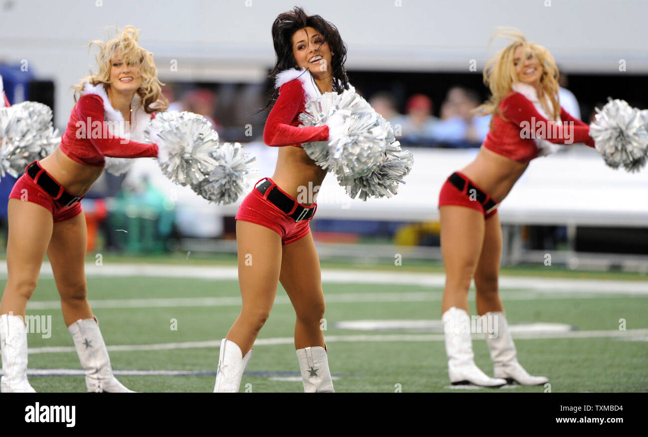 Dallas Cowboys Cheerleaders exécuter pendant l'Cowboys-Washington jeu NFL Redskins 19 Décembre, 2010 à Arlington, Texas. UPI/Ian Halperin Banque D'Images