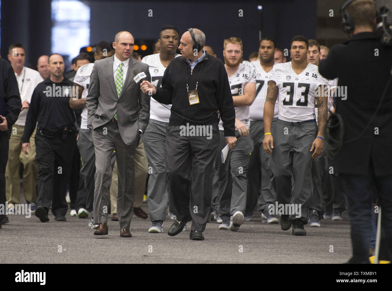 Oregon Ducks entraîneur en chef Mark Helfrich est interviewé en tant que lui et son équipe arrivent à l'attention des médias pour la journée 2015 Championnat National de Football de la NCAA, à Dallas, Texas, le 10 janvier 2015. Oregon s'affrontent contre l'Ohio State Buckeyes jeu dans le championnat national le lundi. Photo par Kevin Dietsch/UPI Banque D'Images