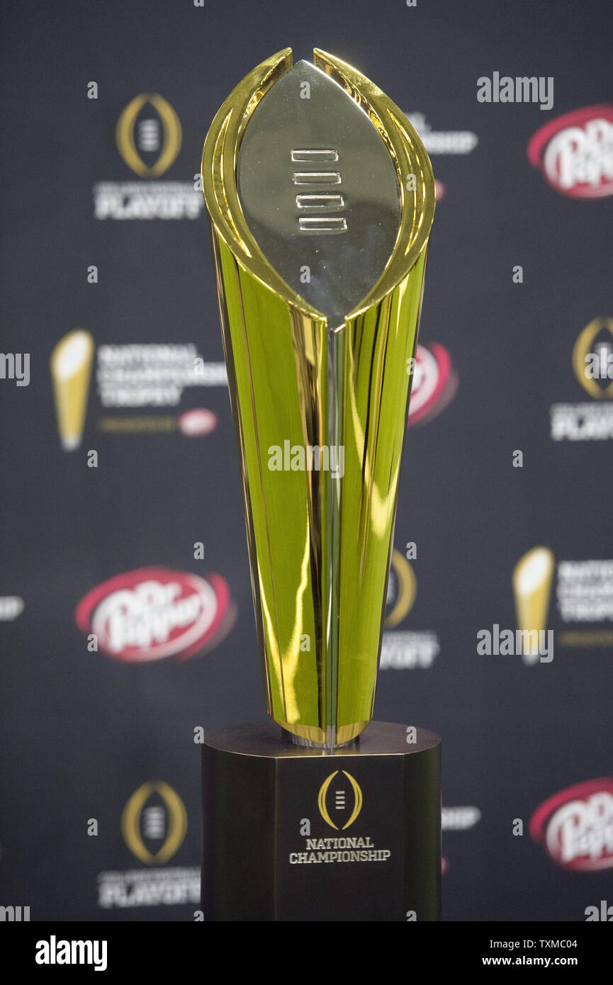 Le trophée de championnat est perçu au cours de la journée des médias 2015 Championnat National de Football de la NCAA, à Dallas, Texas, le 10 janvier 2015. Oregon s'affrontent contre l'Ohio State Buckeyes jeu dans le championnat national le lundi. Photo par Kevin Dietsch/UPI Banque D'Images