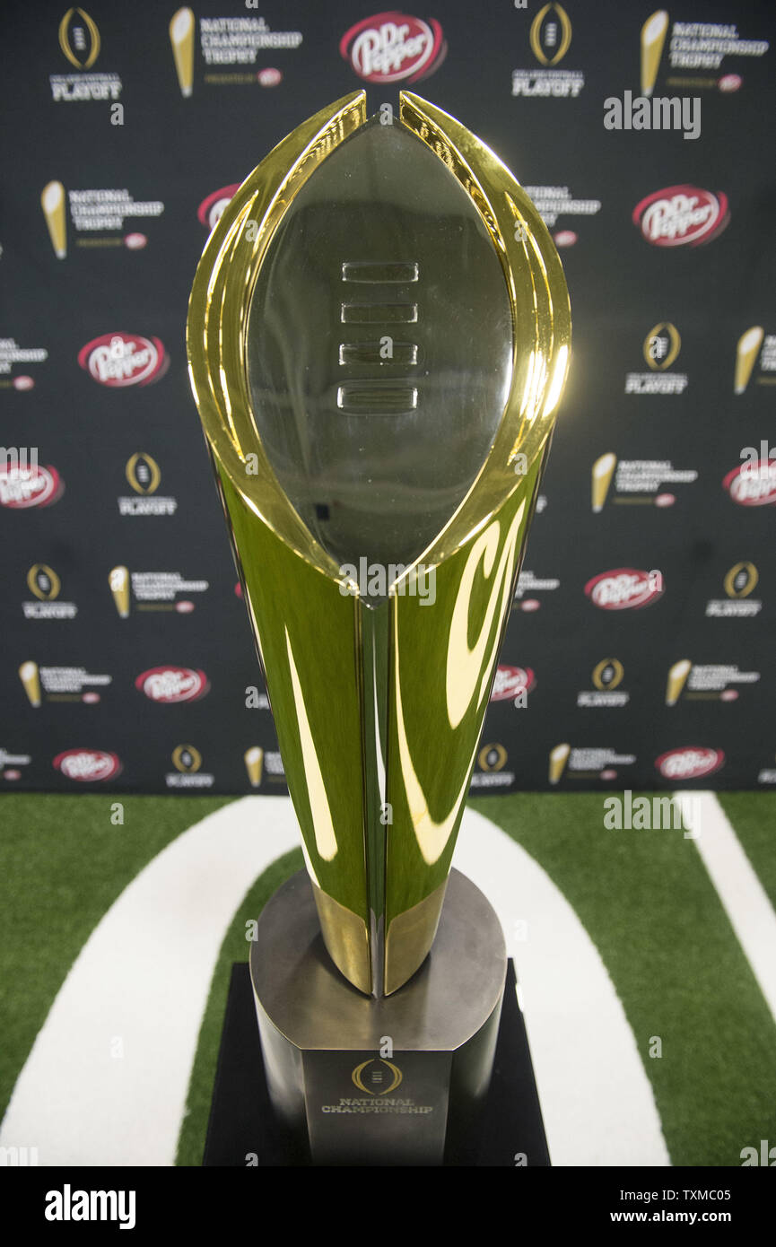 Le trophée de championnat est perçu au cours de la journée des médias 2015 Championnat National de Football de la NCAA, à Dallas, Texas, le 10 janvier 2015. Oregon s'affrontent contre l'Ohio State Buckeyes jeu dans le championnat national le lundi. Photo par Kevin Dietsch/UPI Banque D'Images