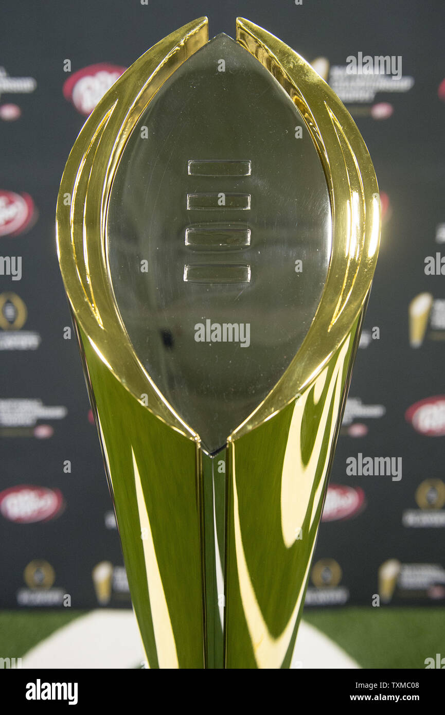 Le trophée de championnat est perçu au cours de la journée des médias 2015 Championnat National de Football de la NCAA, à Dallas, Texas, le 10 janvier 2015. Oregon s'affrontent contre l'Ohio State Buckeyes jeu dans le championnat national le lundi. Photo par Kevin Dietsch/UPI Banque D'Images