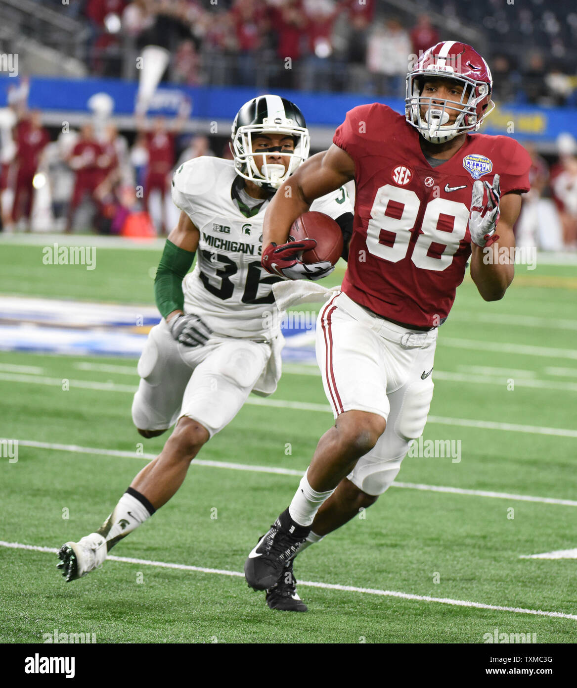 Alabama Crimson Tide's O. J. Howard attrape une passe en face de la Michigan State Spartans Arjen Colquhoun durant la première moitié de la demi-finale des séries éliminatoires de football collégial à la Goodyear Cotton Bowl Classic à AT&T Stadium le 31 décembre 2015 à Arlington, Texas. Photo par Ian Halperin/UPI Banque D'Images