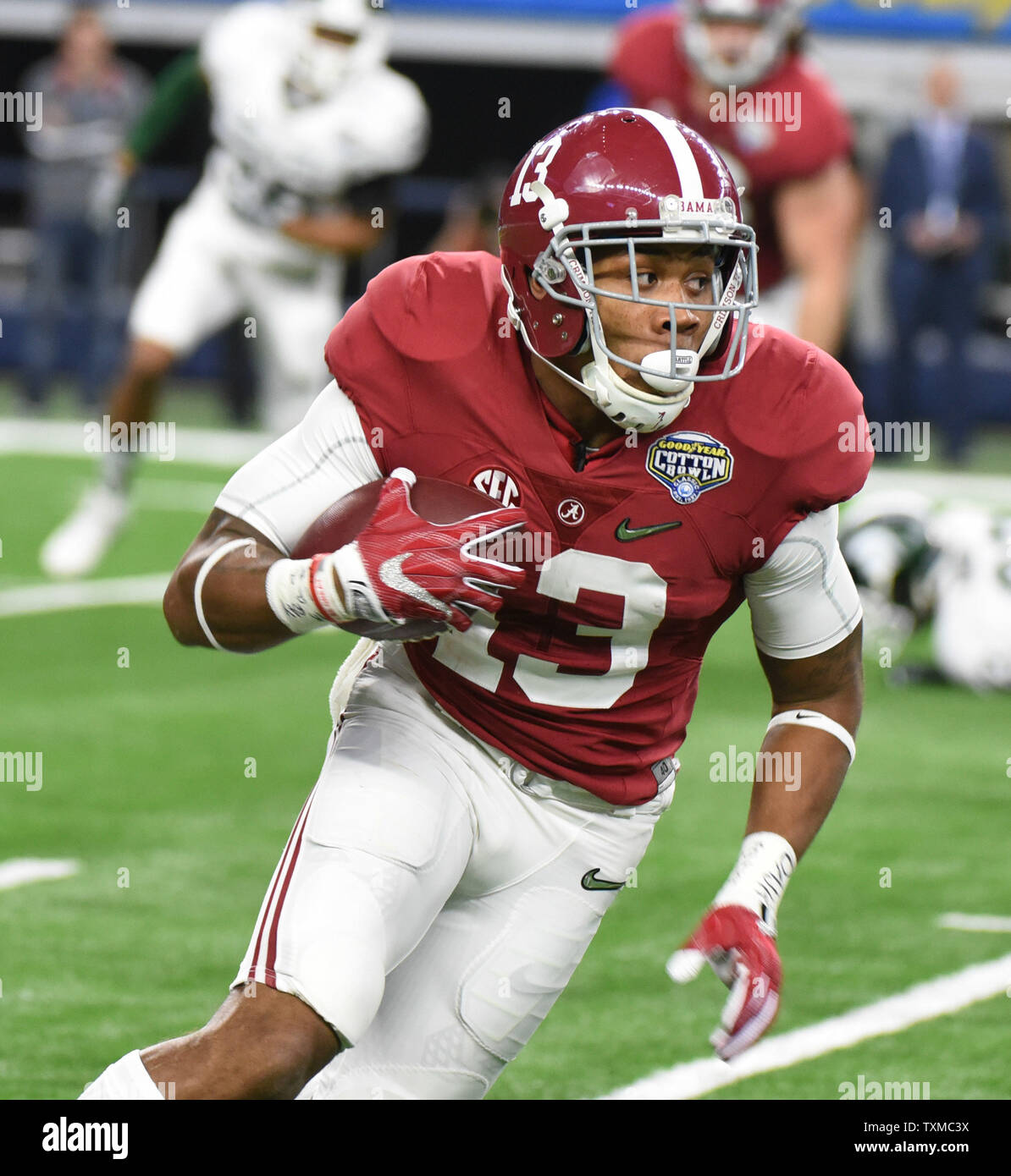 Alabama Crimson Tide fait SAtewart ArDarius récepteur une prise à l'encontre de la Michigan State Spartans durant la première moitié de la demi-finale des séries éliminatoires de football collégial à la Goodyear Cotton Bowl Classic à AT&T Stadium le 31 décembre 2015 à Arlington, Texas. Photo par Ian Halperin/UPI Banque D'Images