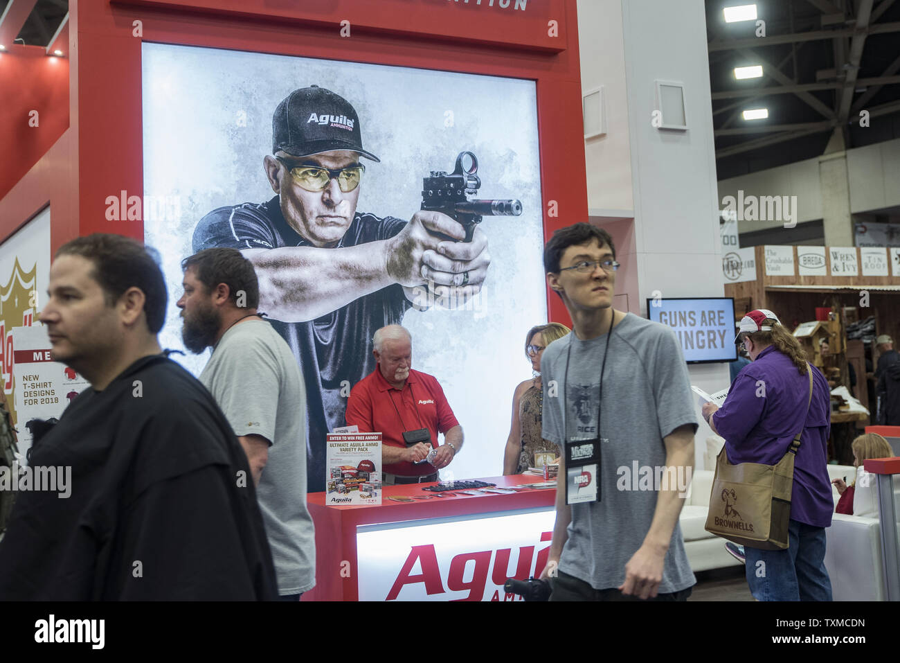 Une convention La convention sur les stands des promenades du hall d'exposition à la 147e National Rifle Association (NRA) des réunions annuelles et les expositions de la Kay Bailey Hutchison Convention Center de Dallas le 4 mai 2018. Photo by Sergio Flores/UPI Banque D'Images