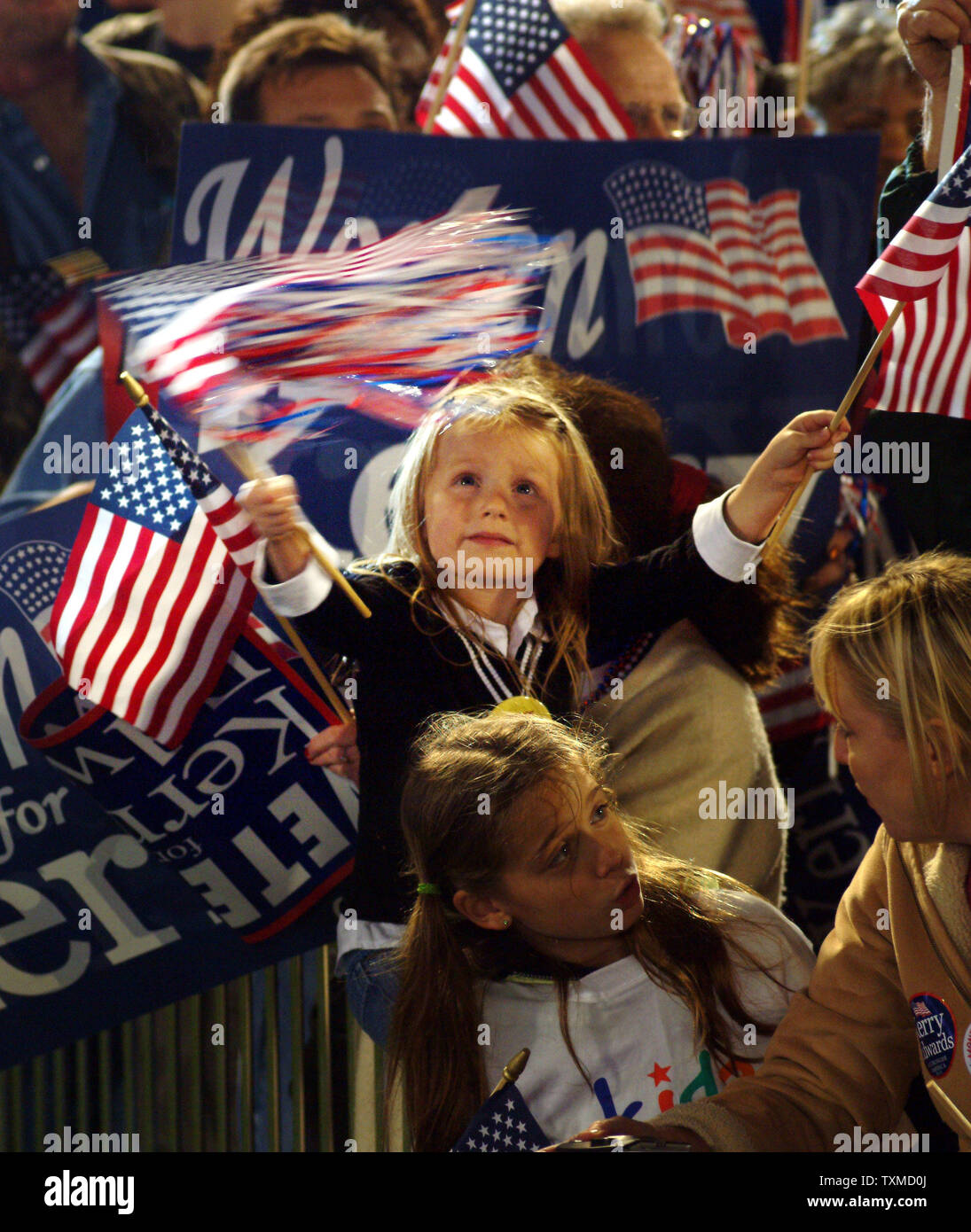 Une jeune fille des vagues le drapeau comme John Kerry arrive à Dayton, Ohio, octobre 19,2004. Kerry a parlé avant d'une foule d'environ 2500. (Photo d'UPI/Mike Williamson) Banque D'Images