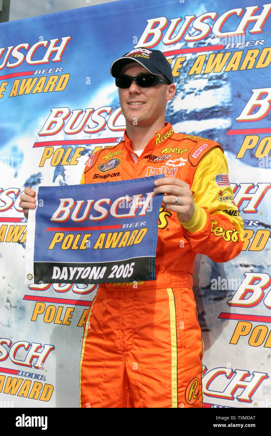 Kevin Harvick célèbre remportant le Prix pour le pôle Busch Winn-Dixie 250 Série Busch , course à Daytona International Speedway de Daytona Beach, en Floride, le 1 juillet 2005. (Photo d'UPI/Martin Fried) Banque D'Images