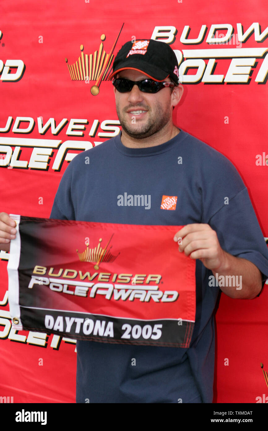 Tony Stewart célèbre remportant la Bud Pole award pour le Pepsi 400 Nextel Cup Series , course à Daytona International Speedway de Daytona Beach, en Floride, le 1 juillet 2005. (Photo d'UPI/Martin Fried) Banque D'Images