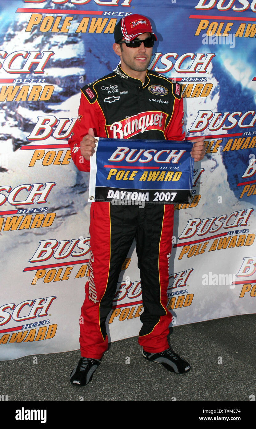 Aric Almirola célèbre remportant le pôle award pour le NASCAR Busch Orbitz 300 à Daytona International Speedway de Daytona Beach, Floride le 16 février 2007. (Photo d'UPI/Martin Fried) Banque D'Images