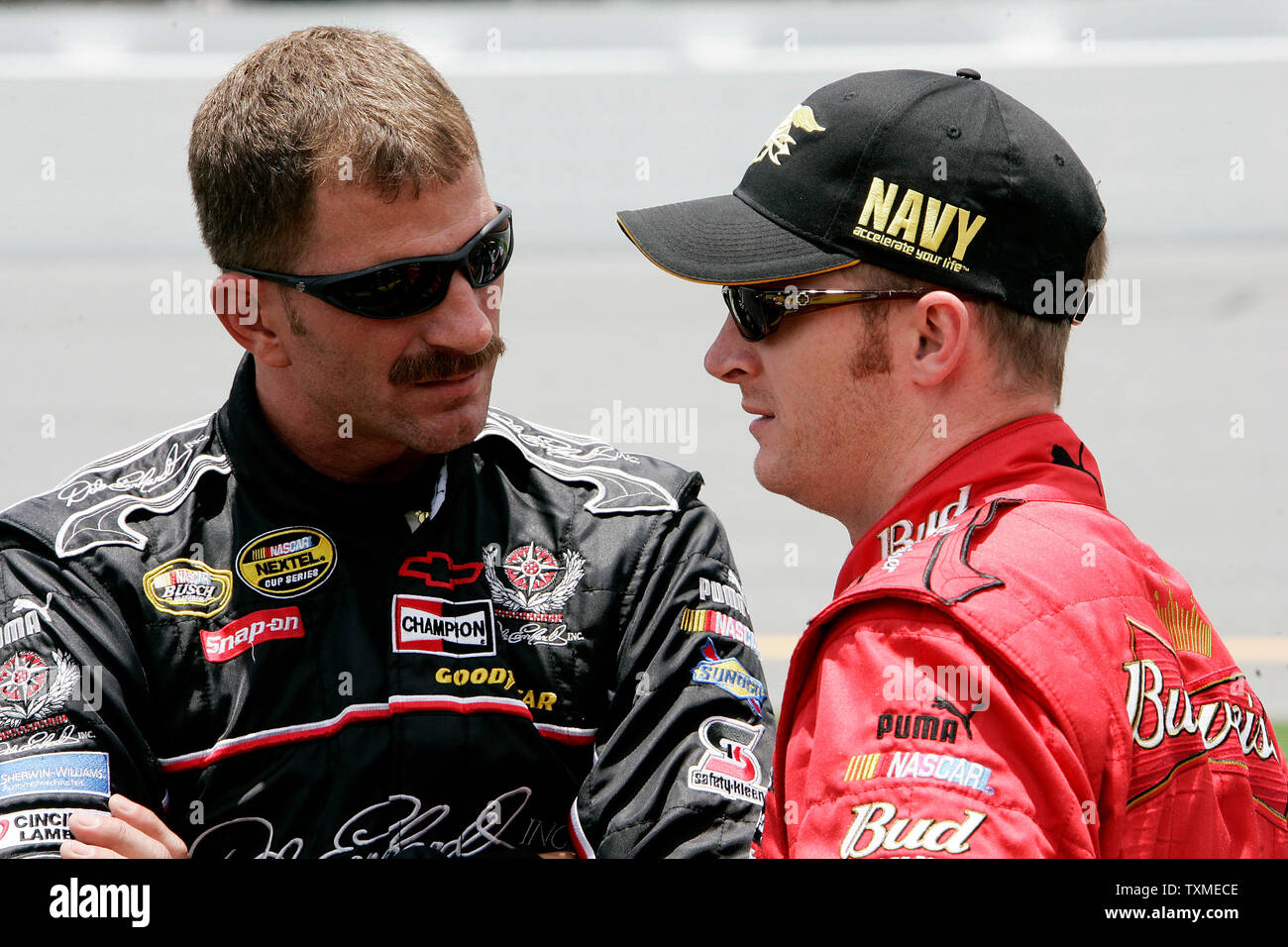 Dale Earnhardt Jr. (R) parle à son frère Kerry Earnhardt sur pit row avant leur exécution admissible pour la NASCAR Busch Series Winn Dixie 250 à Daytona International Speedway de Daytona Beach, Floride le 6 juillet 2007. (Photo d'UPI/Tchad Cameron) Banque D'Images