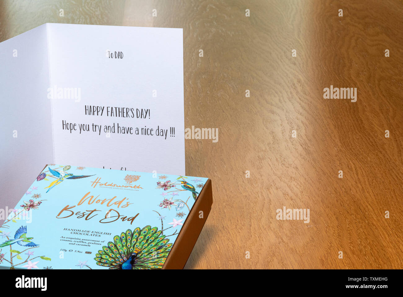 Fête des pères carte sur table en bois avec une boîte de chocolats. Banque D'Images