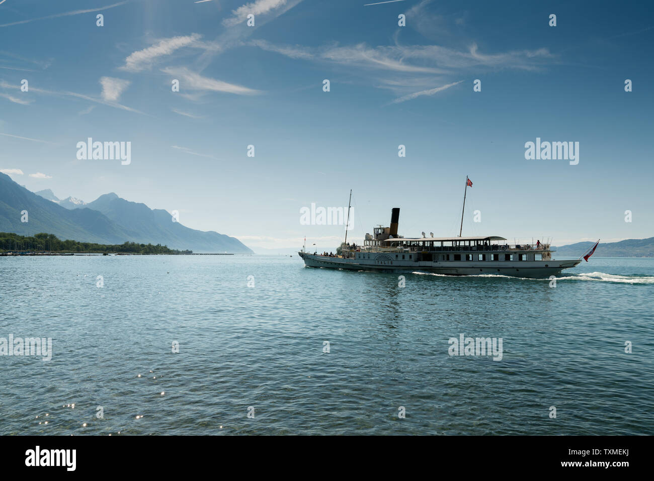 Villeneuve, VD / Suisse - 31 mai 2019 : des moulins à vapeur historique' de quitter le port de Villeneuve sur le Lac Léman sur une belle journée d'été Banque D'Images