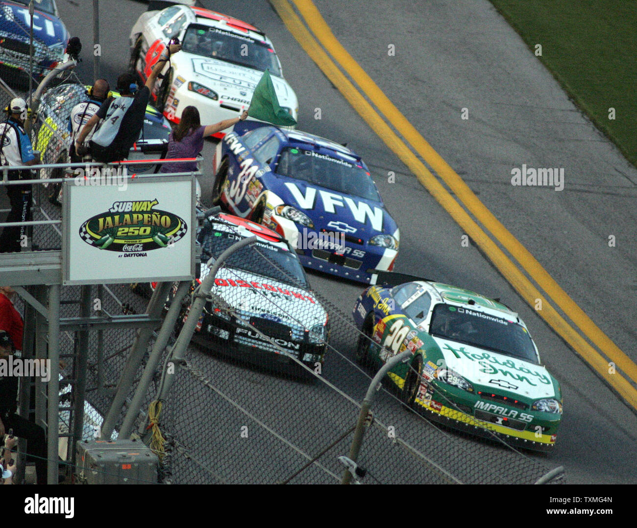 Clint Bowyer (29) tient le drapeau vert pour démarrer la série NASCAR Nationwide Jalapeno Métro 250 à Daytona International Speedway de Daytona Beach, Floride le 3 juillet 2009. (Photo d'UPI/Martin Fried) Banque D'Images