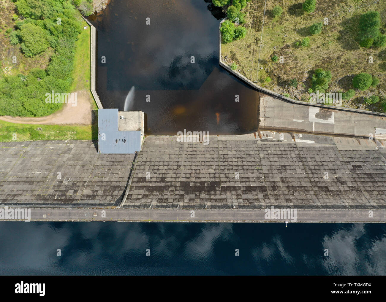 Une vue aérienne à tout droit jusqu'à la partie supérieure du Loch Cluanie barrage, Highlands écossais Banque D'Images
